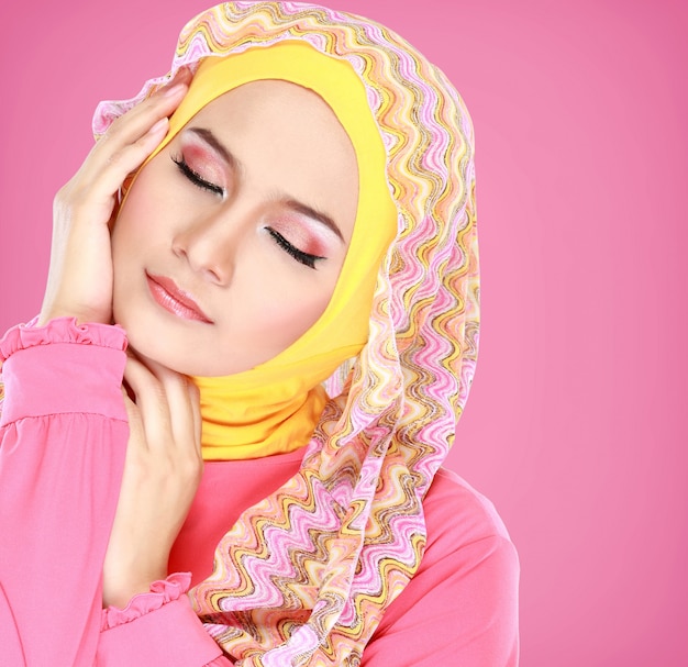 Ritratto di bella donna che indossa l'hijab