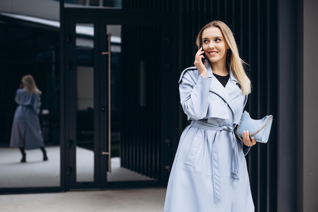 Ritratto di bella donna che parla al telefono