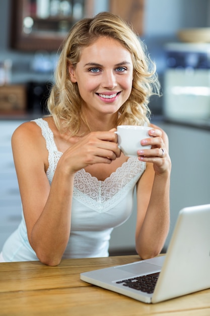 Ritratto di bella donna che tiene la tazza di caffè