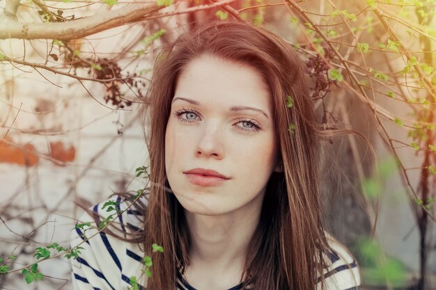 Ritratto di bella donna con capelli castani e trucco naturale