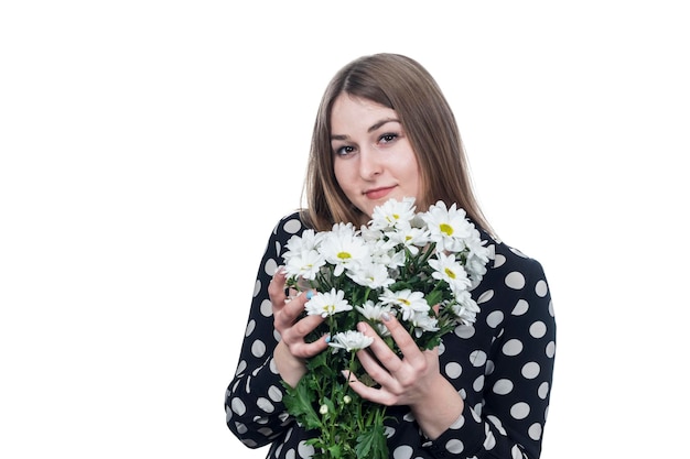 ritratto di bella donna d'affari che abbraccia delicatamente un mazzo di fiori isolato su sfondo bianco