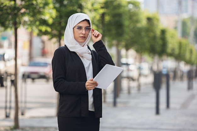 Ritratto di bella donna d'affari musulmana di successo, CEO felice fiducioso