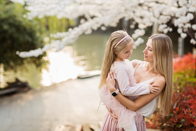 Ritratto di bella donna e ragazza all'aperto