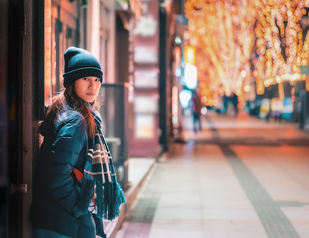 Ritratto di bella donna in abiti invernali di notte nel festival delle luci di Natale di Jozenji a Sendai, in Giappone