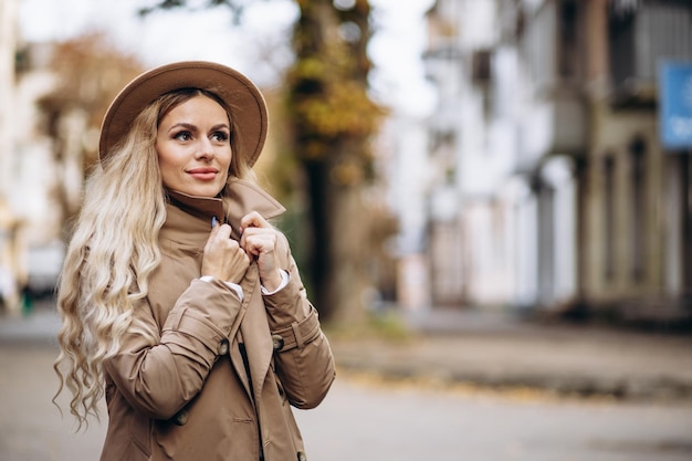 Ritratto di bella donna in abito alla moda