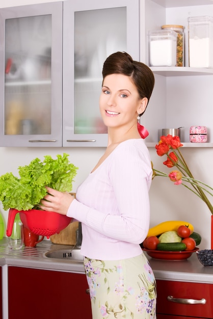 ritratto di bella donna in cucina