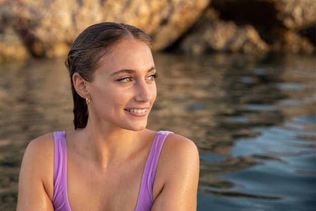 Ritratto di bella donna in spiaggia