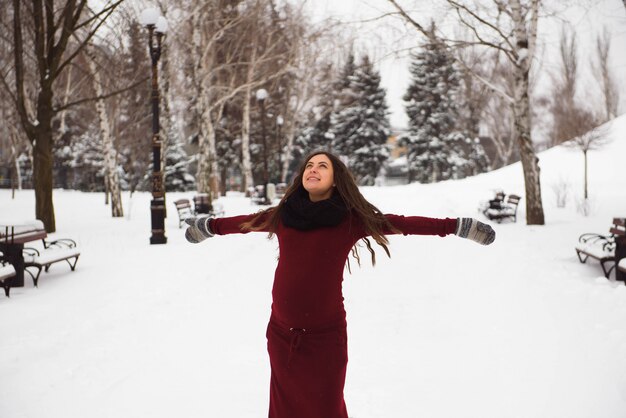 Ritratto di bella donna incinta nel parco invernale.