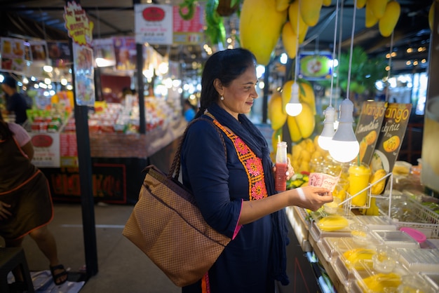 Ritratto di bella donna indiana matura che esplora la città di Bangkok, Tailandia