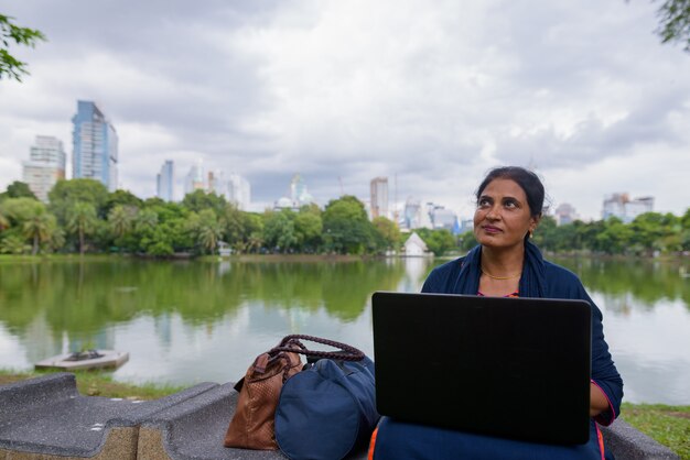 Ritratto di bella donna indiana matura che esplora la città di Bangkok, Tailandia