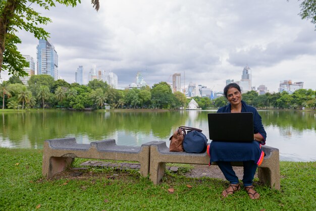 Ritratto di bella donna indiana matura che esplora la città di Bangkok, Tailandia