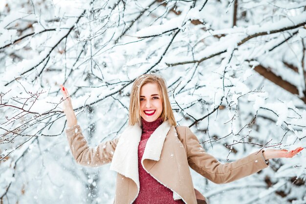 Ritratto di bella donna inverno.