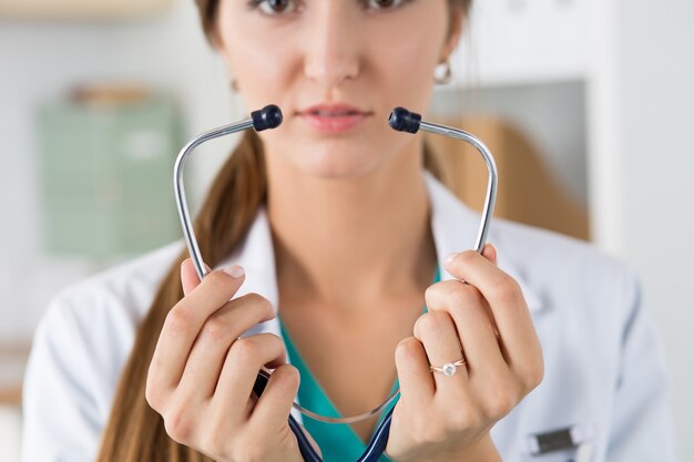 Ritratto di bella donna medico tenendo lo stetoscopio