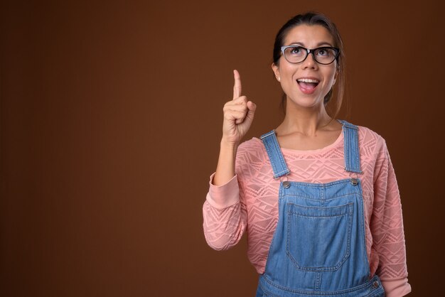 Ritratto di bella donna nerd con gli occhiali