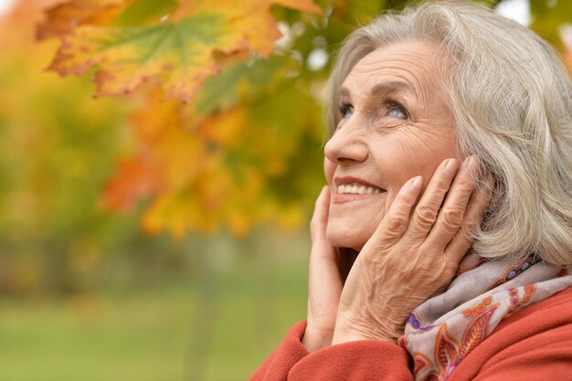 Ritratto di bella donna senior nel parco