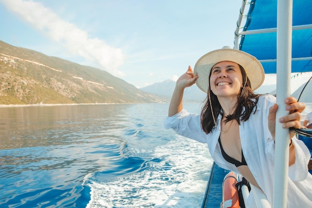 Ritratto di bella donna sorridente alle vacanze estive del mare della nave da crociera