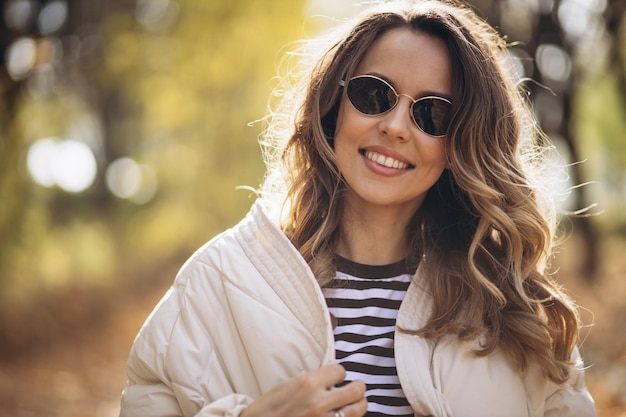 Ritratto di bella donna sorridente e passeggiate nel parco