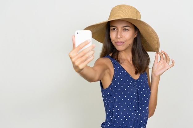 Ritratto di bella donna turistica multietnica prendendo selfie