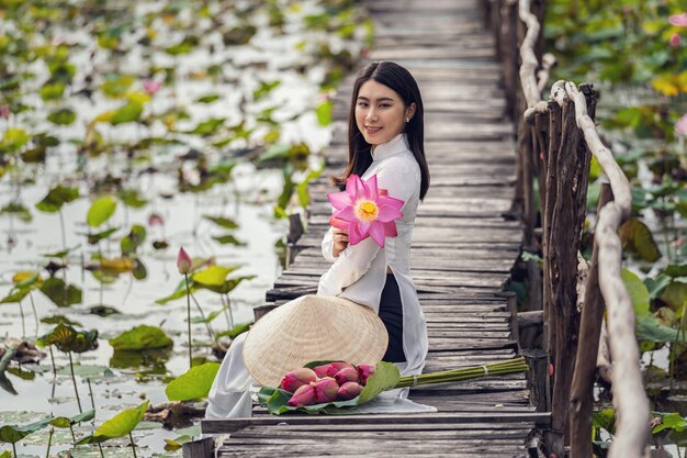 Ritratto di bella donna vietnamita con cappello tradizionale vietnam