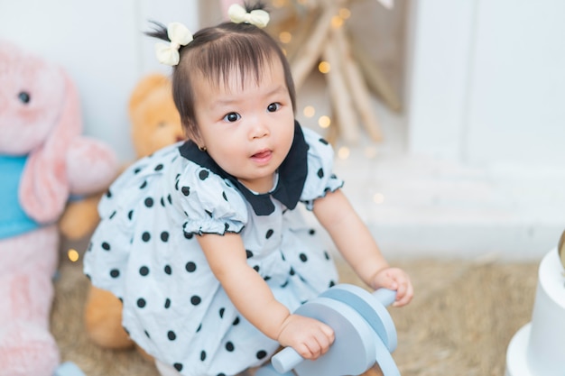 Ritratto di bella e adorabile ragazza asiatica