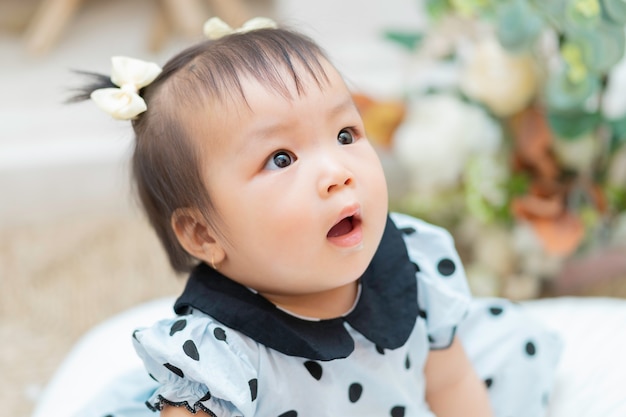 Ritratto di bella e adorabile ragazza asiatica