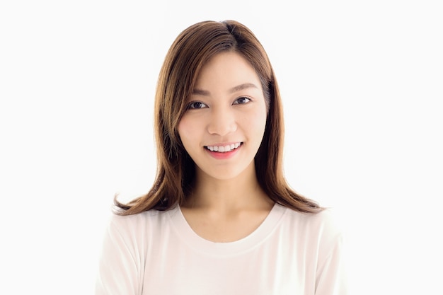Ritratto di bella e carina donna asiatica capelli lunghi in piedi con un sorriso caldo e selvaggio sul viso.
