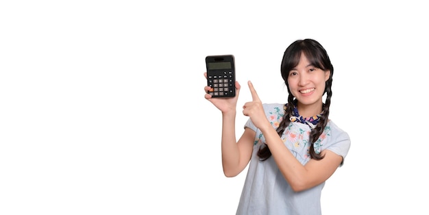 Ritratto di bella giovane donna asiatica in calcolatore della tenuta del vestito dal denim sul concetto online di acquisto di affari del fondo bianco