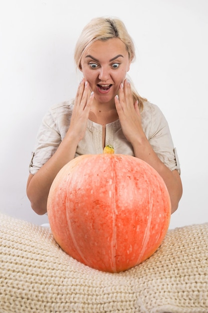 Ritratto di bella giovane donna bionda con la zucca pronta per il mockup di celebrazione di halloween per cartolina e invito o pubblicità