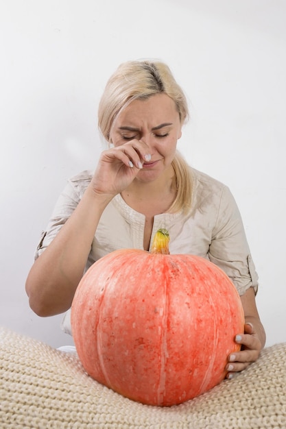 Ritratto di bella giovane donna bionda con la zucca pronta per il mockup di celebrazione di halloween per cartolina e invito o pubblicità