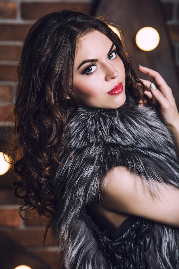 Foto ritratto di bella giovane donna closeup in giacca di pelliccia