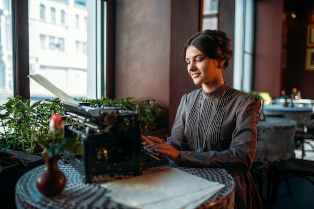 Ritratto di bella giovane donna nella caffetteria