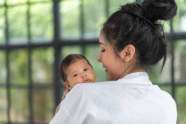 Ritratto di bella madre che gioca con il bambino