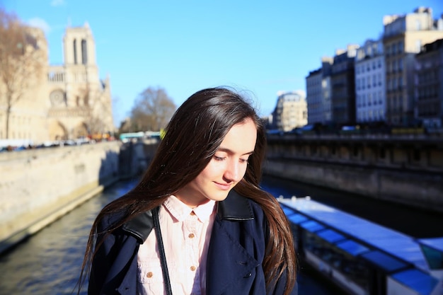 Ritratto di bella ragazza a Parigi, Francia