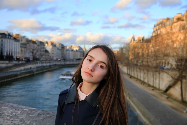 Ritratto di bella ragazza a Parigi, Francia