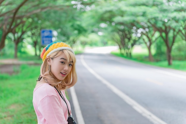 Ritratto di bella ragazza asiatica capelli d'oro con fotocameraLa gente della Thailandia in rosa dresshipster ragazza