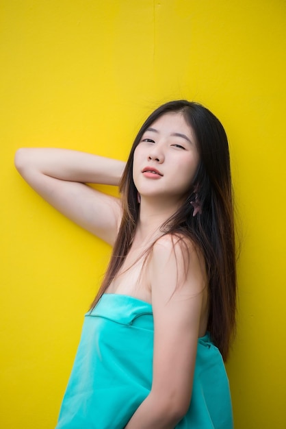 Ritratto di bella ragazza asiatica chic posa per scattare una foto Stile di vita di giovani thailandesi Concetto felice donna moderna