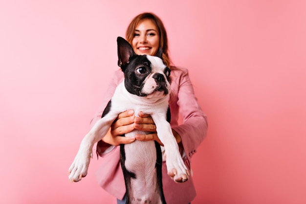 Ritratto di bella ragazza bianca con bulldog francese in primo piano Foto interna di un bel modello femminile in posa con un simpatico cagnolino