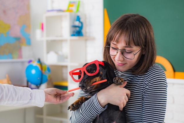 Ritratto di bella ragazza con cane divertente disegno con matite colorate studente di scuola divertente