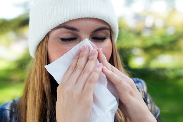 Ritratto di bella ragazza con tessuto con influenza o allergia.