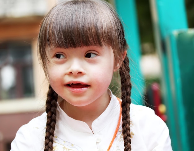 Ritratto di bella ragazza felice nel parco giochi