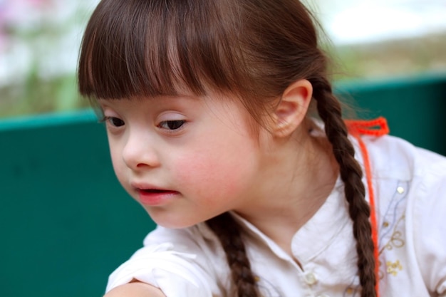 Ritratto di bella ragazza nel parco giochi.