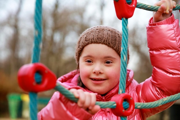 Ritratto di bella ragazza nel parco giochi