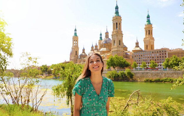 Ritratto di bella ragazza sorridente a Saragozza