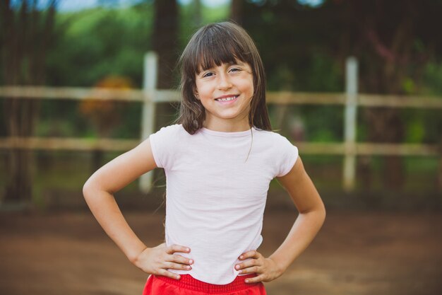 Ritratto di bella ragazza sorridente all'azienda agricola