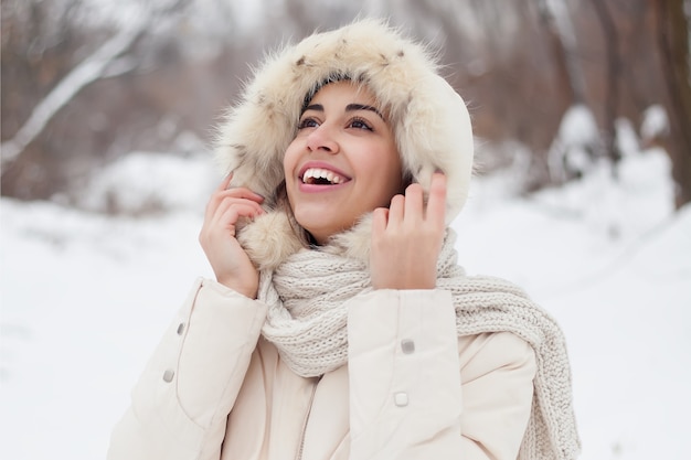 Ritratto di bella ragazza sulla foresta innevata