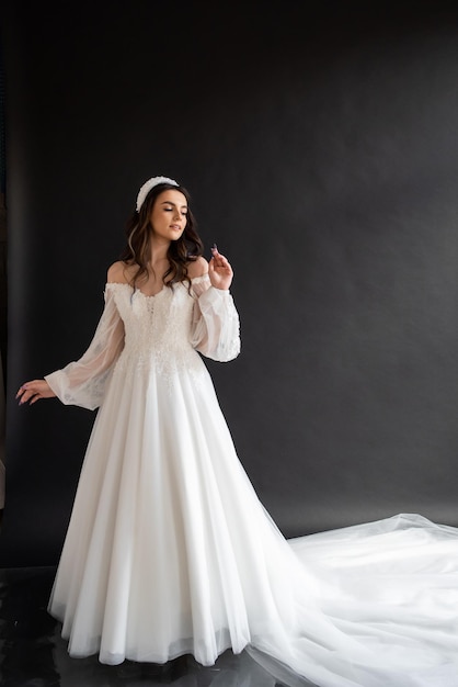 ritratto di bella sposa con acconciatura e trucco alla moda