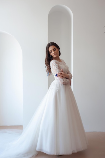 ritratto di bella sposa con acconciatura e trucco alla moda