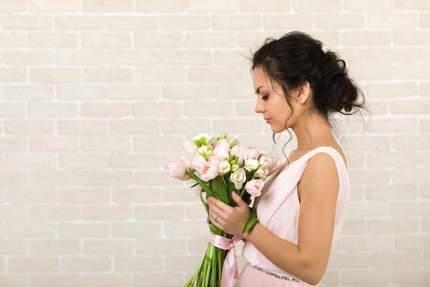 Ritratto di bella sposa con bouquet da sposa