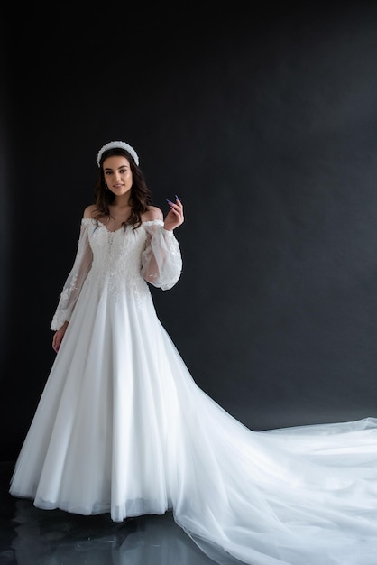 ritratto di bella sposa con trucco e acconciatura alla moda