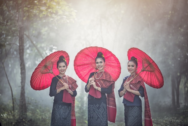 Ritratto di belle donne tailandesi in costume tradizionale Phu-Thai